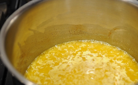 1. Этап. Маринованная цветная капуста: В кастрюлю наливаем уксус, воду, ставим на огонь и доводим до кипения, постоянно перемешивая, чтоб сахар полностью растворился.