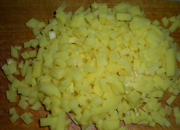 1. Этап. Татарские пирожки с мясом: 4. Вымыть и очистить картофель. Нарезать его такими же мелкими кубиками, как и мясо.