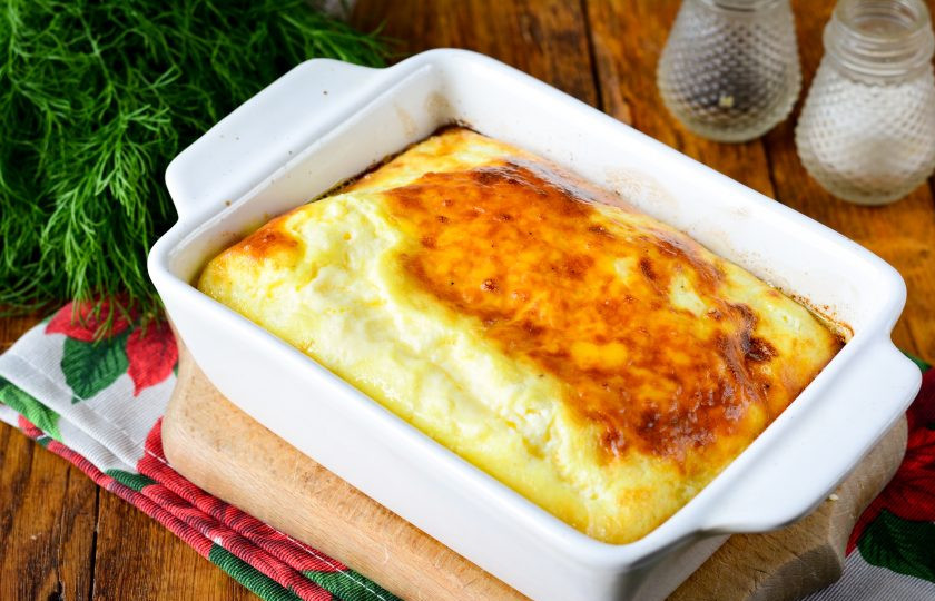 1. Этап. Омлет с творогом в духовке: Выпекайте омлет в духовке в течение 25-30 минут при температуре 180 градусов, пока не образуется пышная и румяная корочка.