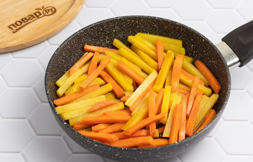 1. Этап. Кимпира: Влейте воду, добавьте сахар, мирин, сакэ и соевый соус.