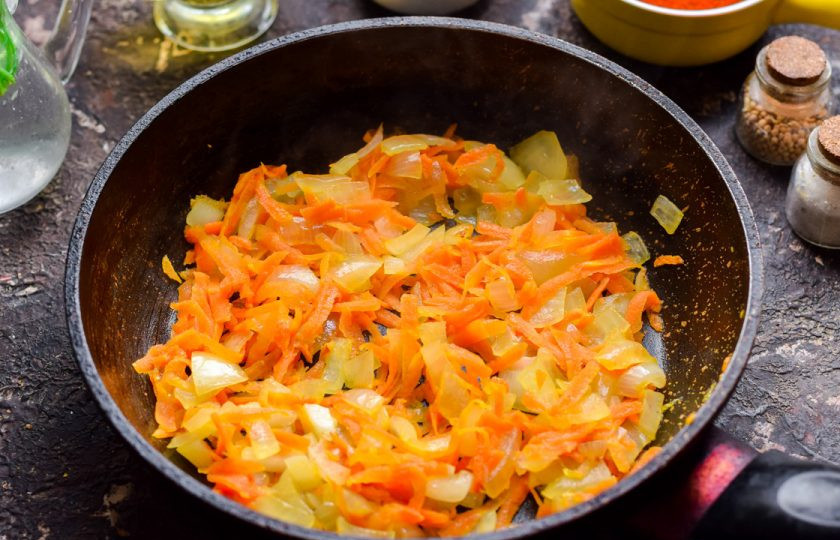 1. Этап. Постный суп с вермишелью: Сковороду разогрейте, влейте масло, после выложите лук и морковь. Жарьте несколько минут.