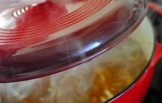 1. Этап. Курица с чили и фасолью: Варите в течение 50 минут на среднем огне под крышкой. На стол подайте со сметаной и зеленью.