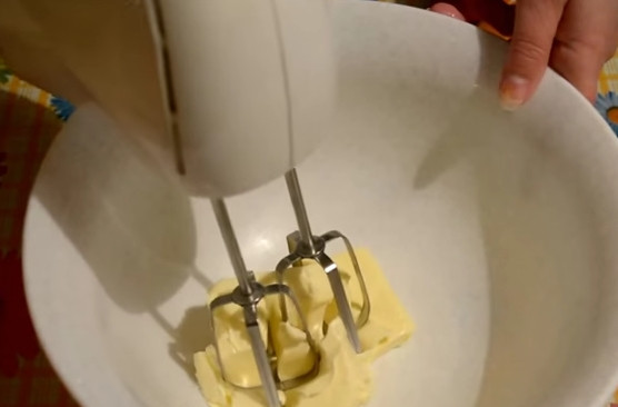 1. Этап. Бисквитный торт Славяночка: 4. Размягченное сливочное масло взбейте миксером, пока оно не посветлеет и не увеличится в объеме. Затем частями вводите заварной крем и продолжайте взбивать.