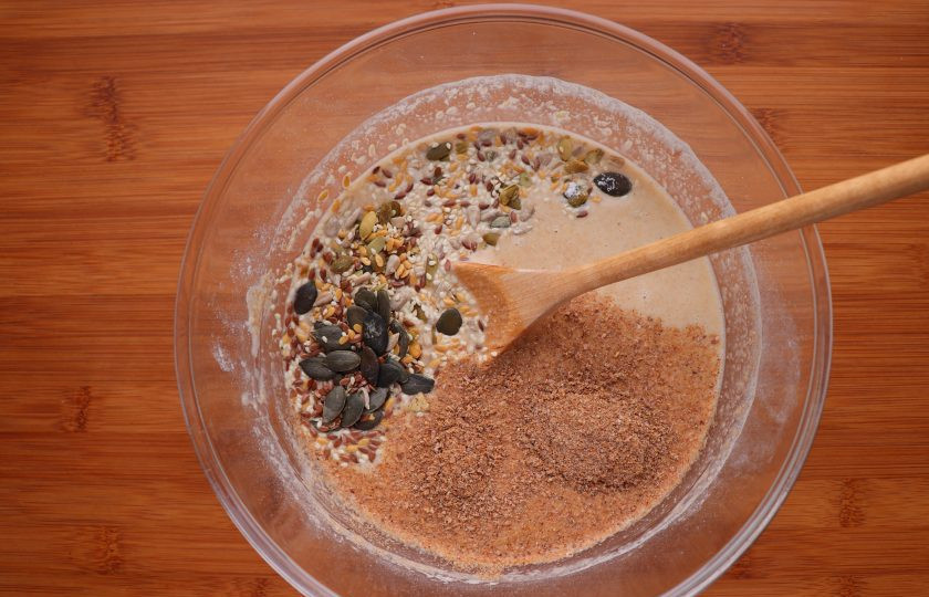 1. Этап. Ржано-пшеничный хлеб: Затем добавьте семечки, отруби и соль.