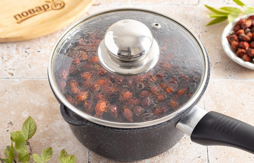 1. Этап. Компот из шиповника сушеного: Снимите кастрюлю с плиты. Накройте кастрюлю крышкой и дайте компоту настояться около 1 часа.