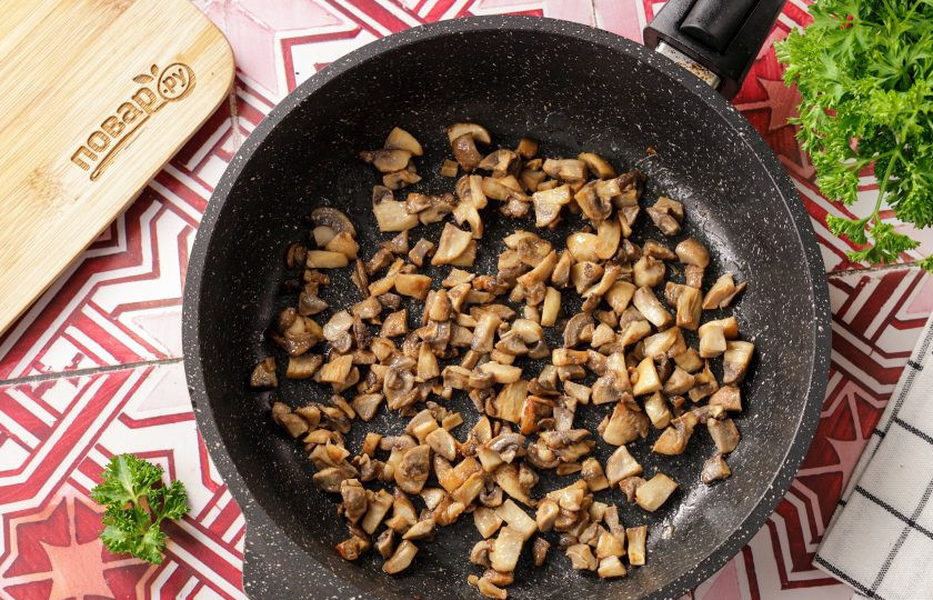 1. Этап. Салат с языком: Шампиньоны нарежьте кубиками и обжарьте на сливочном масле до испарения жидкости, посолите.