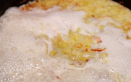 1. Этап. Печень с молоком: В сковородку добавляем масло. Выкладываем лук и обжариваем его до полу прозрачности. Затем вливаем молоко и доводим все до кипения.