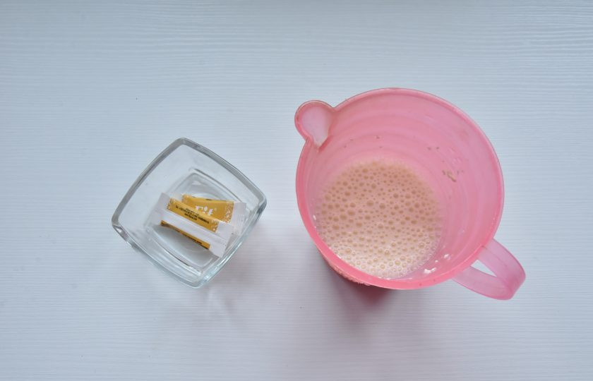 1. Этап. Протеиновые капкейки: В молоке размешайте сахарозаменитель, сухое обезжиренное молоко и кукурузный крахмал.