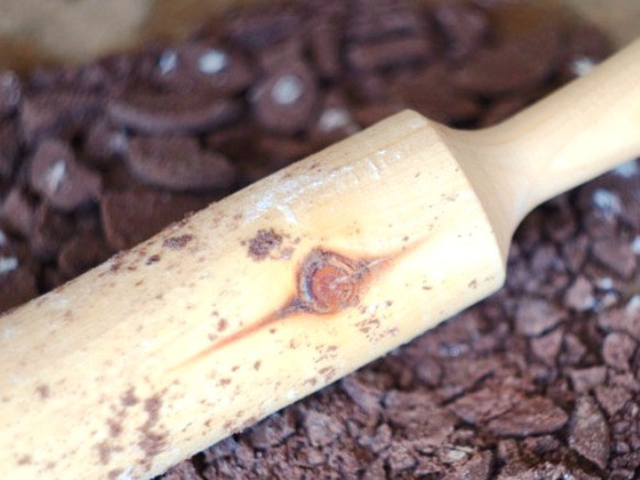 1. Этап. Шоколадно-вишневые пирожные: Растолките печенье в крошку.