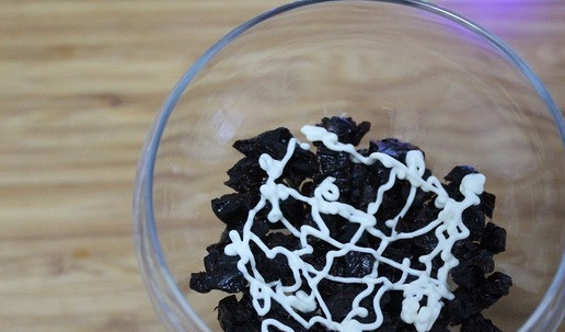 1. Этап. Салат Новогоднее настроение: Выкладываем в креманку слоями, нанося на каждый слой сеточку заправки. Чернослив тунец огурец яйцо