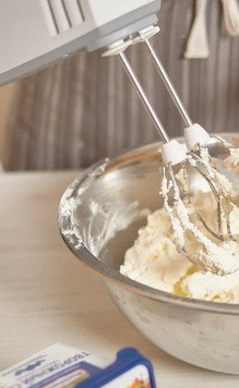 1. Этап. Морковный кето-торт: Добавить творожный сыр Hochland для кулинарии.