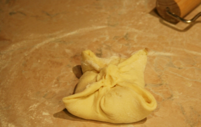 1. Этап. Китайские пирожки на пару: 11. Скрепляю между собой все стороны, а затем еще в центре скрепляю углы, по виду получаются большие манты, то же самое проделываю и с остальным тестом.