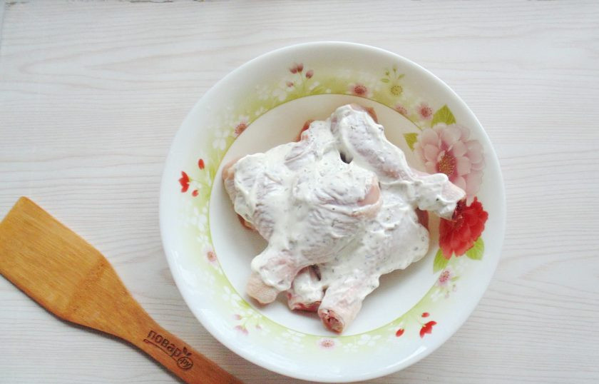 1. Этап. Запеканка с куриными ножками: Куриные ножки вымойте. Перемешайте со сметаной и специями. Маринуйте 30-40 минут.