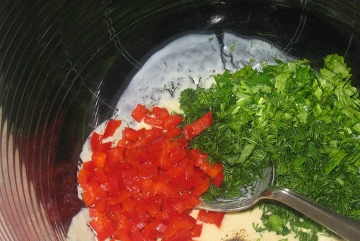 1. Этап. Индейка в духовке в рукаве: Зелень вымойте, просушите и нарубите как можно мельче при помощи острого ножа. Перец промойте, очистите от семян и нарежьте на очень маленькие квадратики. Добавьте перец и зелень к горчице и йогурту. Туда же бросьте специи и соль.