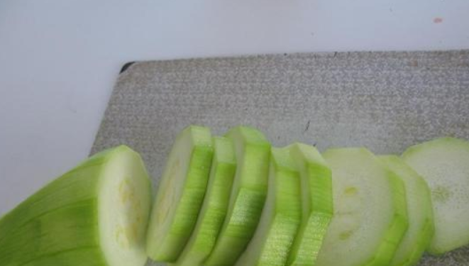 1. Этап. Кабачки, жаренные в манке: Кабачки промываем и нарезаем тонкими кружочками.