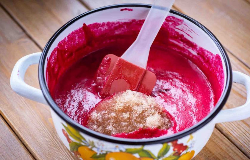 1. Этап. Воздушная пастила: Кастрюльку с закипевшим ягодным пюре снимите с плиты и добавьте набухший желатин. Мешайте желатин до полного растворения.