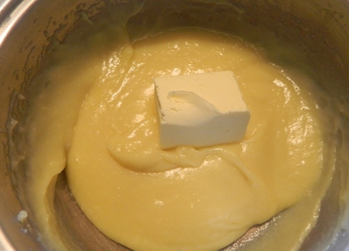 1. Этап. Быстрый торт на сковороде с заварным кремом: Когда крем немного остынет (теплый), добавляем 50 г сливочного масла и взбиваем до однородности.