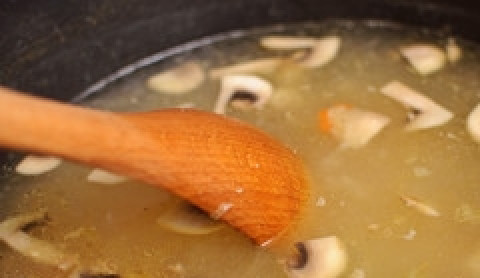 1. Этап. Суп с яичной лапшой: Поставьте бульон на средний огонь, (надеюсь, он у вас ещё не успел остыть). Зажарку посолите, поперчите и кидайте в бульон.