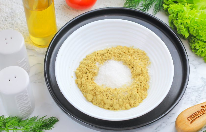 1. Этап. Горчица на сахаре Для сильных духом: Всыпьте горчичный порошок в пиалу или креманку. Добавьте туда же сахар и соль.