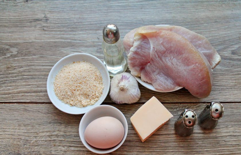 1. Этап. Эскалоп из индейки в духовке: Подготовьте все необходимые ингредиенты для приготовления эскалопа из индейки в духовке.