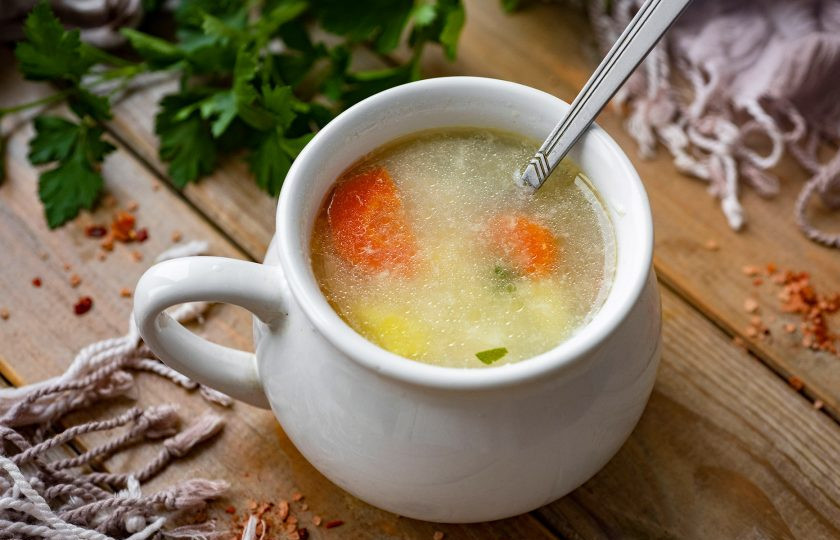 1. Этап. Яичный суп диетический: Горячий суп разлейте по порционным тарелкам и подавайте к столу.