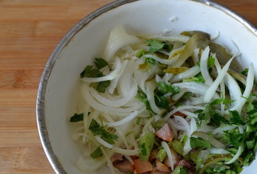 1. Этап. Салат Портфолио: Все овощи и зелень, кроме помидоров, соединяем с индейкой и капустой. Помидоры не кладём, так как салат из-за них 