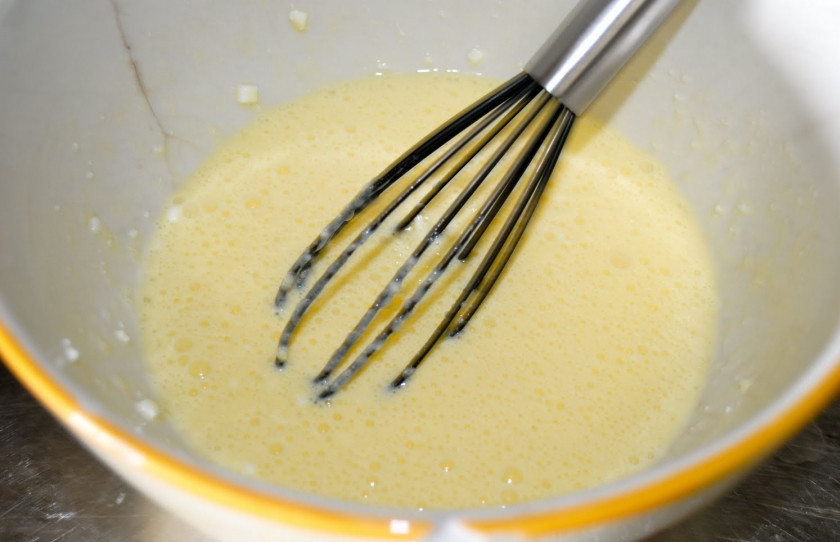 1. Этап. Основные отрубные кексы: В отдельной миске соедините и тщательно смешайте: масло, мед, молоко, йогурт, яйца.