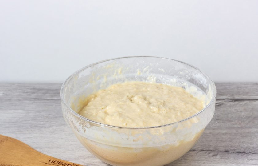 1. Этап. Оладушки, как у бабушки: Размешайте до однородного теста. Дайте тесту постоять 10-15 минут и жарьте оладьи на сковороде с разогретым растительным маслом с двух сторон.