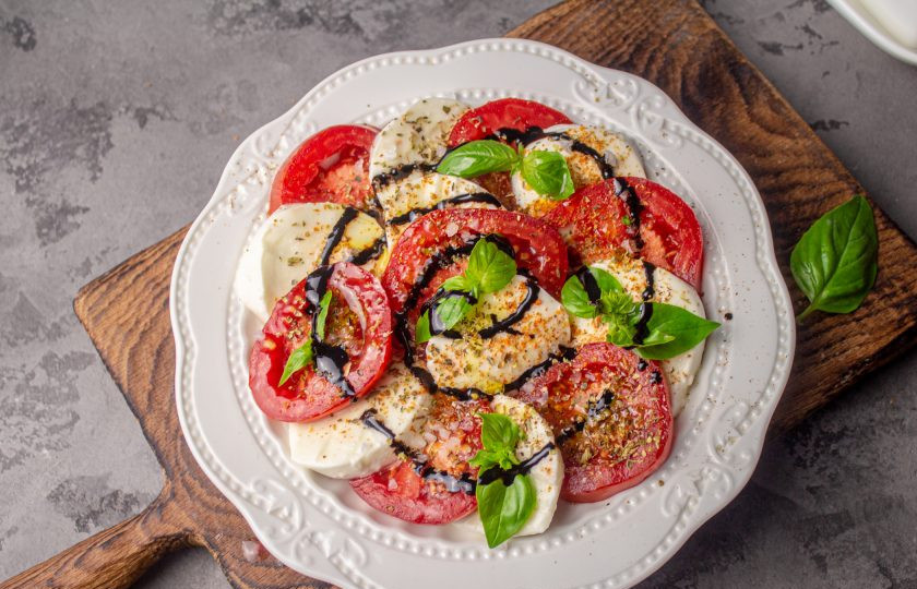 1. Этап. Закуска с сыром Моцарелла: Украсьте листиками базилика, полейте оливковым маслом и бальзамическим соусом.