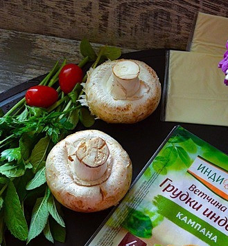 1. Этап. Шампиньоны с ветчиной и сыром: Приготовить продукты, шампиньоны нужны крупные.