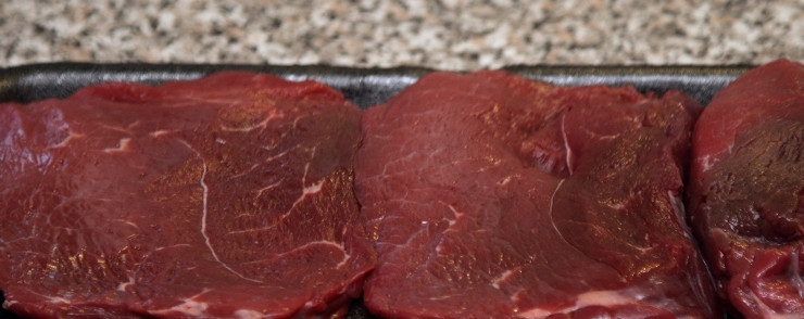 1. Этап. Маринованная говядина: Я здесь использовала уже нарезанную говядину, купленную в магазине. Если у вас мясо цельным куском, то его нужно хорошенько промыть, высушить бумажными полотенцами и нарезать на порционные кусочки.