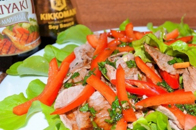 1. Этап. Говядина Сябу-сябу: Листья салата промойте и обсушите. Выложите их на широкое блюдо. Следом выложите говядину, чередуя её с перцем и зеленью. Обильно полейте закуску соусом, а также присыпьте кунжутом. Приятного аппетита!