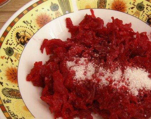 1. Этап. Салат с вареной свеклой: 3. Добавляем соль, сахар и лимонный сок по вкусу, а в самом конце растительное масло.