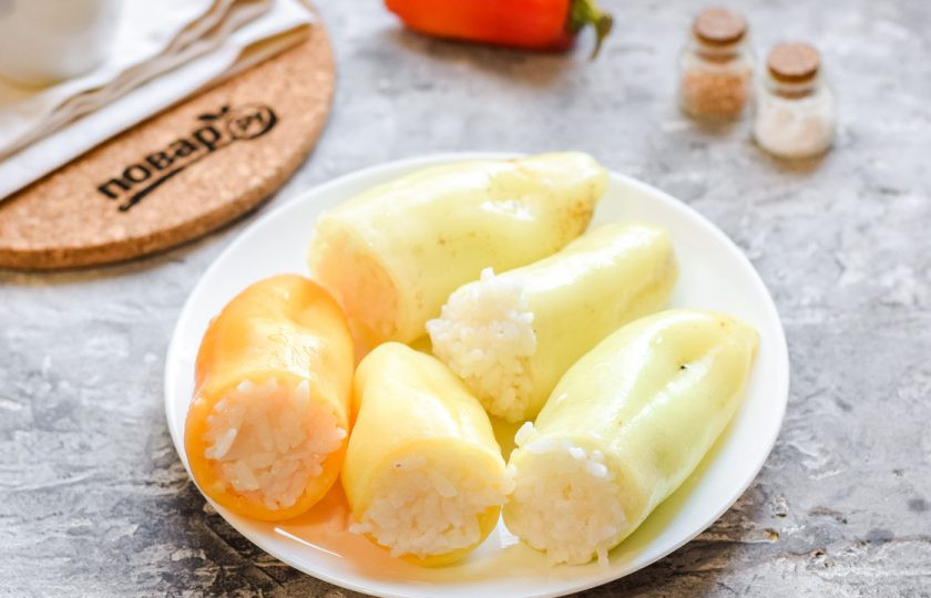 1. Этап. Перец фаршированный рисом на зиму: Каждый перец нафаршируйте рисом.