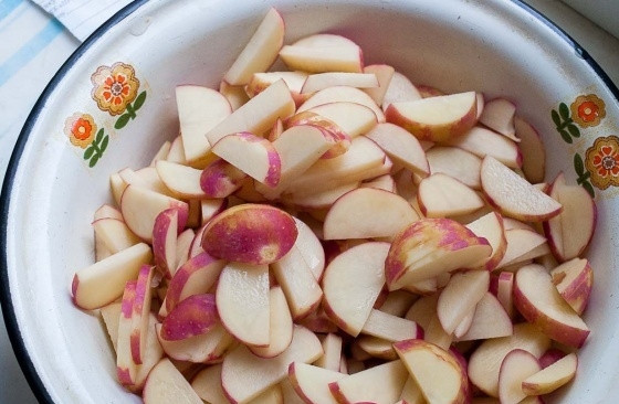 1. Этап. Суп из колбасного сыра: Картофель помойте и нарежьте. Залейте его водой и поставьте на огонь. Доведите до кипения.