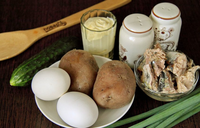 1. Этап. Салат из рыбных консервов с огурцом: Подготовьте все ингредиенты.