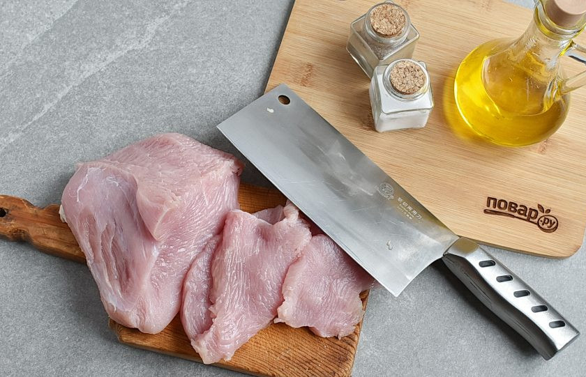 1. Этап. Стейк из индейки: Нарежьте из филе грудки индейки стейки толщиной в палец. По два стейка на порцию.