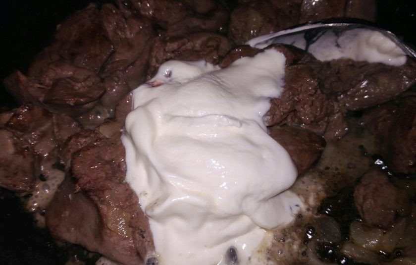 1. Этап. Печень куриная, тушенная в сметане: 4. Когда печень и лук начнут приобретать золотистый цвет, добавляйте сметану. Жарьте пару минут при постоянном помешивании.