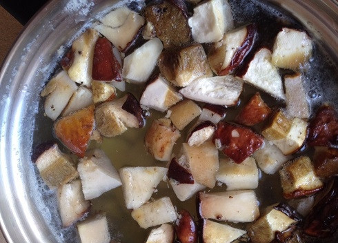 1. Этап. Суп из замороженных белых грибов: Отправляем замороженные (!!!) грибы к картофелю.