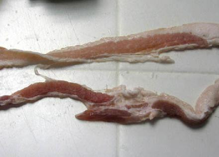 1. Этап. Бекон с острым соусом: Нарезаем бекон полосками.