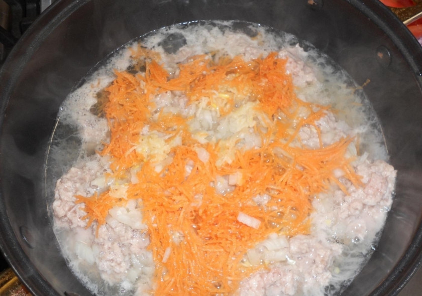 1. Этап. Макароны большие Ракушки с фаршем: 3. В сковороду к мясу с луком добавляю морковку и чеснок, перемешиваю.