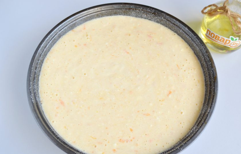 1. Этап. Манник с хурмой: 6. Форму смажьте растительным или сливочным маслом, притрусите немного манкой, перелейте тесто и отправьте в теплую духовку на 1 час. Температура выпечки 180 градусов. Можно испечь манник в мультиварке в режиме 