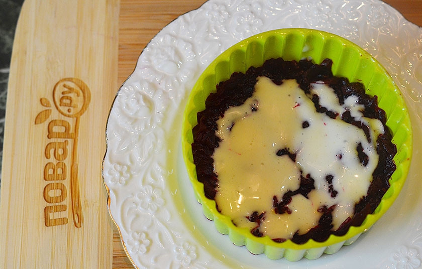 1. Этап. Салат Сёмга на шубке на 8 марта: 3. Затем немного майонеза.