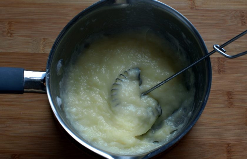 1. Этап. Сайки с заварным кремом: Сварите заварной крем, смешав холодные ингредиенты и проварив их до загустения, постоянно помешивая. Не дайте крему закипеть, чтобы он получился густым и гладким. Остудите крем, накрыв его пищевой пленкой впритык, чтобы не образовывалась корочка.