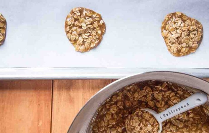 1. Этап. Тонкое овсяное печенье: 5. С помощью столовой ложки выкладывайте тесто на противень, застеленный пергаментной бумагой.