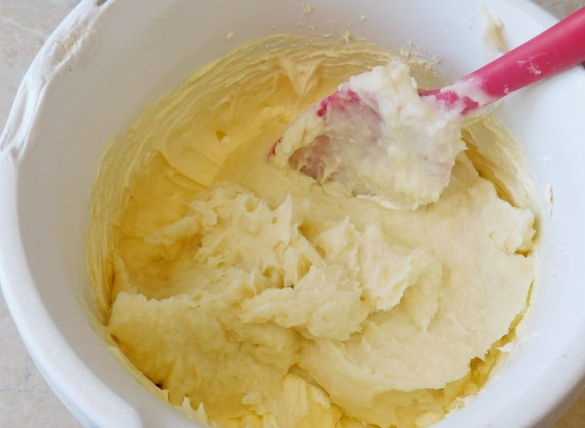 1. Этап. Торт для свекрови: Сливочное масло взбейте в пышную массу и вмешайте в него остывший заварной крем.