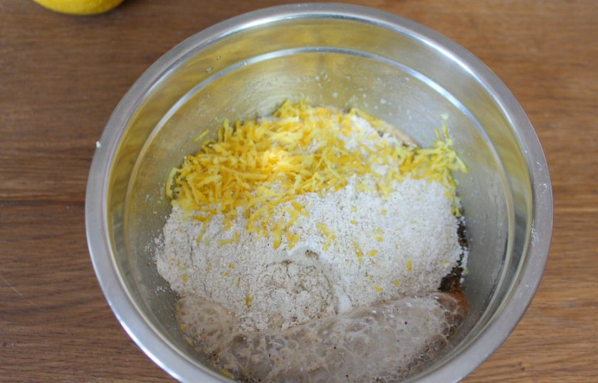 1. Этап. Ржаные пряники: Для аромата кладем в тесто цедру лимона, добавляем соду и гасим ее соком лимона. Замешиваем тесто. Муку подсыпаем по горсточке.