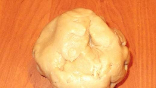 1. Этап. Домашнее печенье на скорую руку: Хорошенько вымешиваем тесто. Оно должно получиться достаточно крутым.