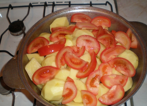 1. Этап. Дамляма из свинины и говядины: 8. Нарезаем ломтиками помидоры и выкладываем поверх картофеля.