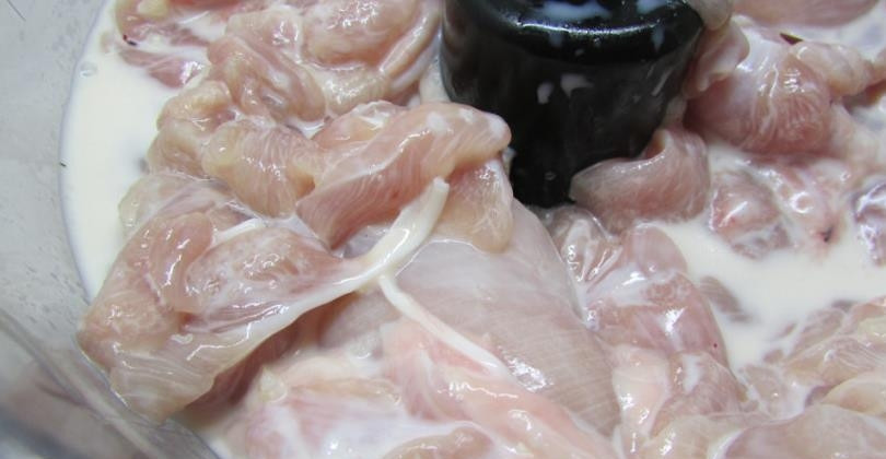 1. Этап. Фарш из курицы: Затем измельчите птицу в блендере или в мясорубке.
